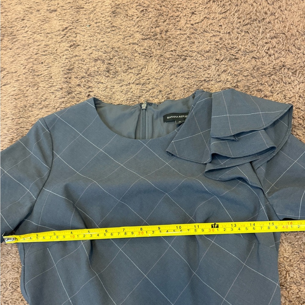 2 FOR $25 Banana Republic Gray Plaid Wool Sheath Dress Ruffle Shoulder Stretch 0 - Picture 4 of 8